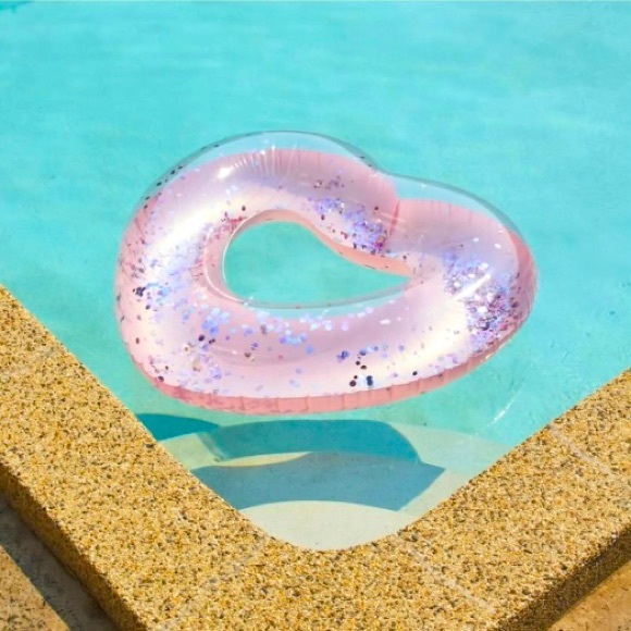 Hearts Pool Inflatable Party Kit - Picture 3 of 11